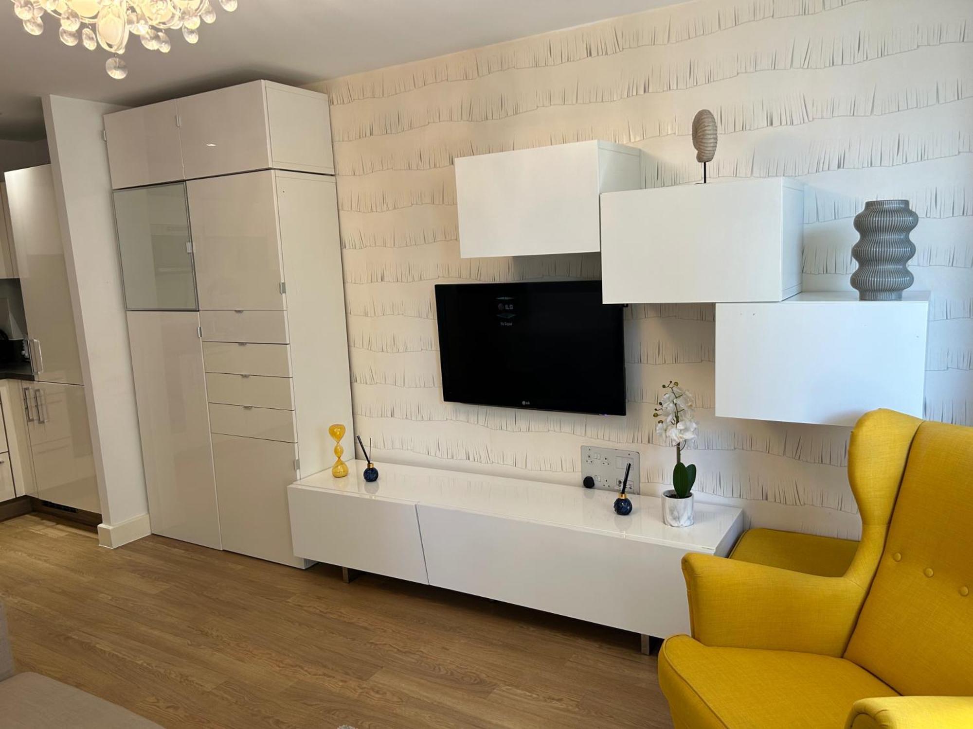 1-bed Sleeps 4 To Shops & Transport Apartment London