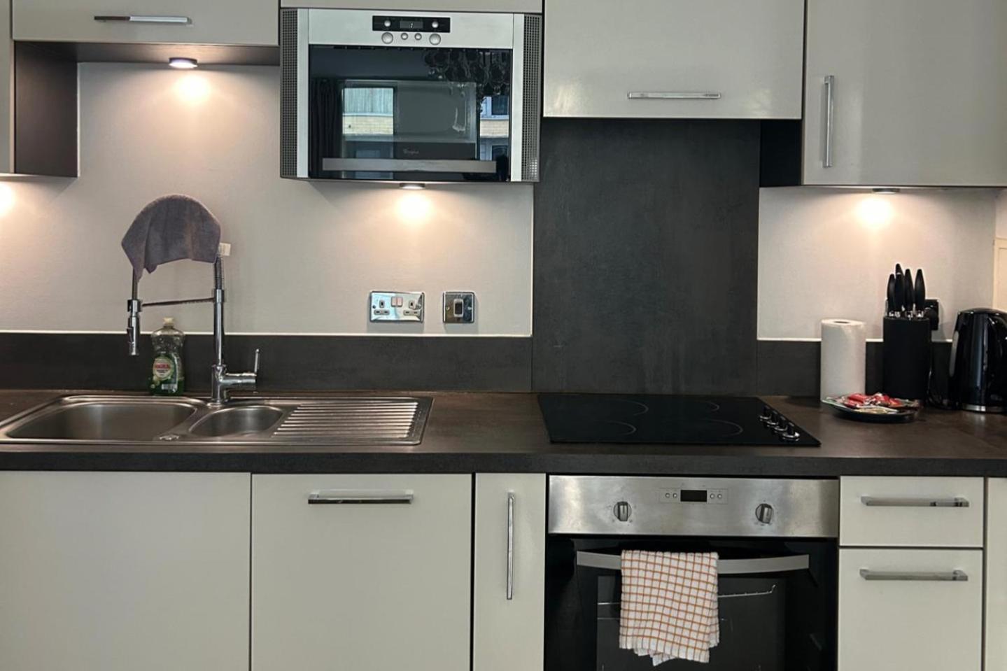 Appartement 1-bed Sleeps 4 To Shops & Transport *