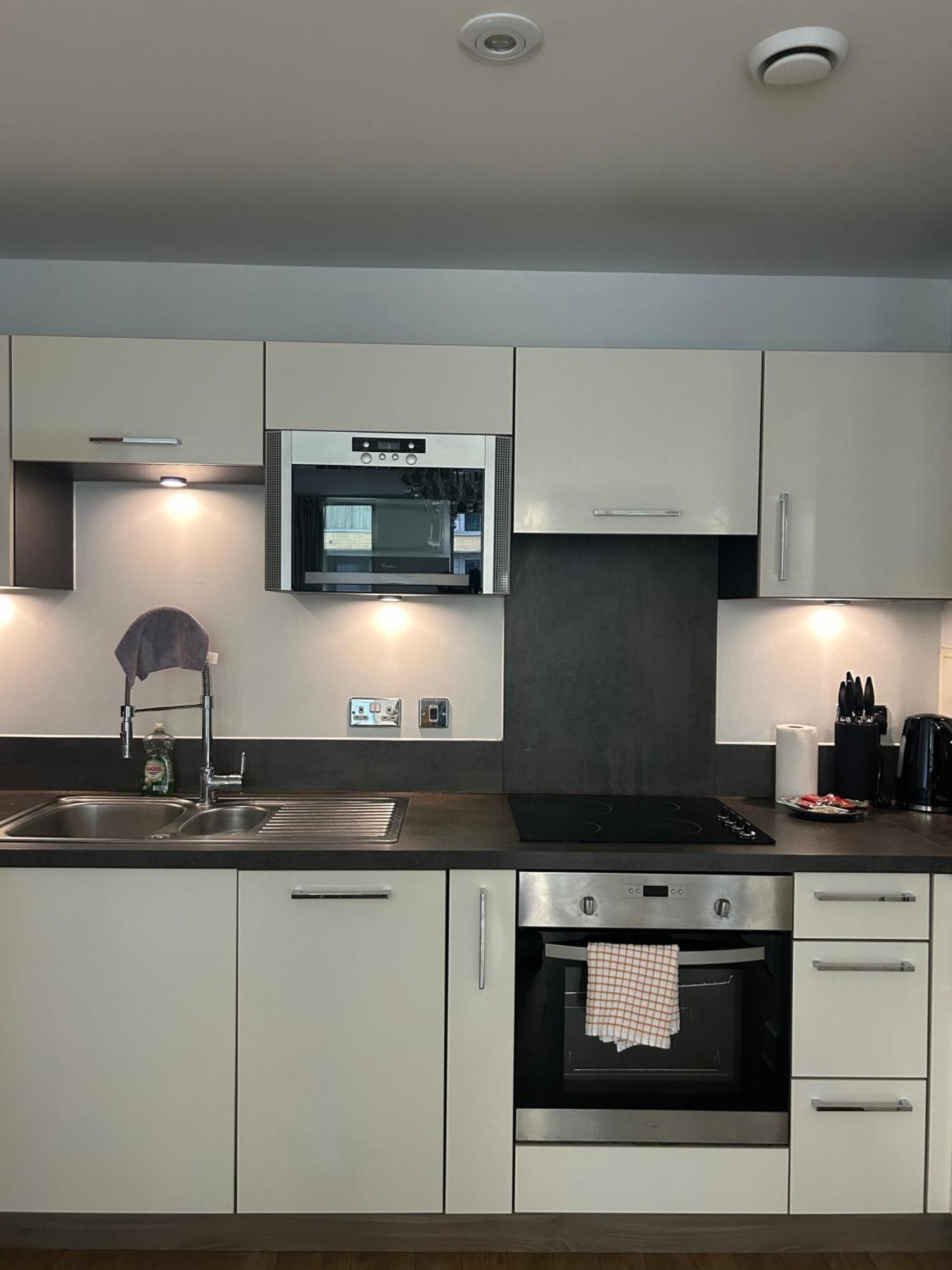 1-bed Sleeps 4 To Shops & Transport Appartement