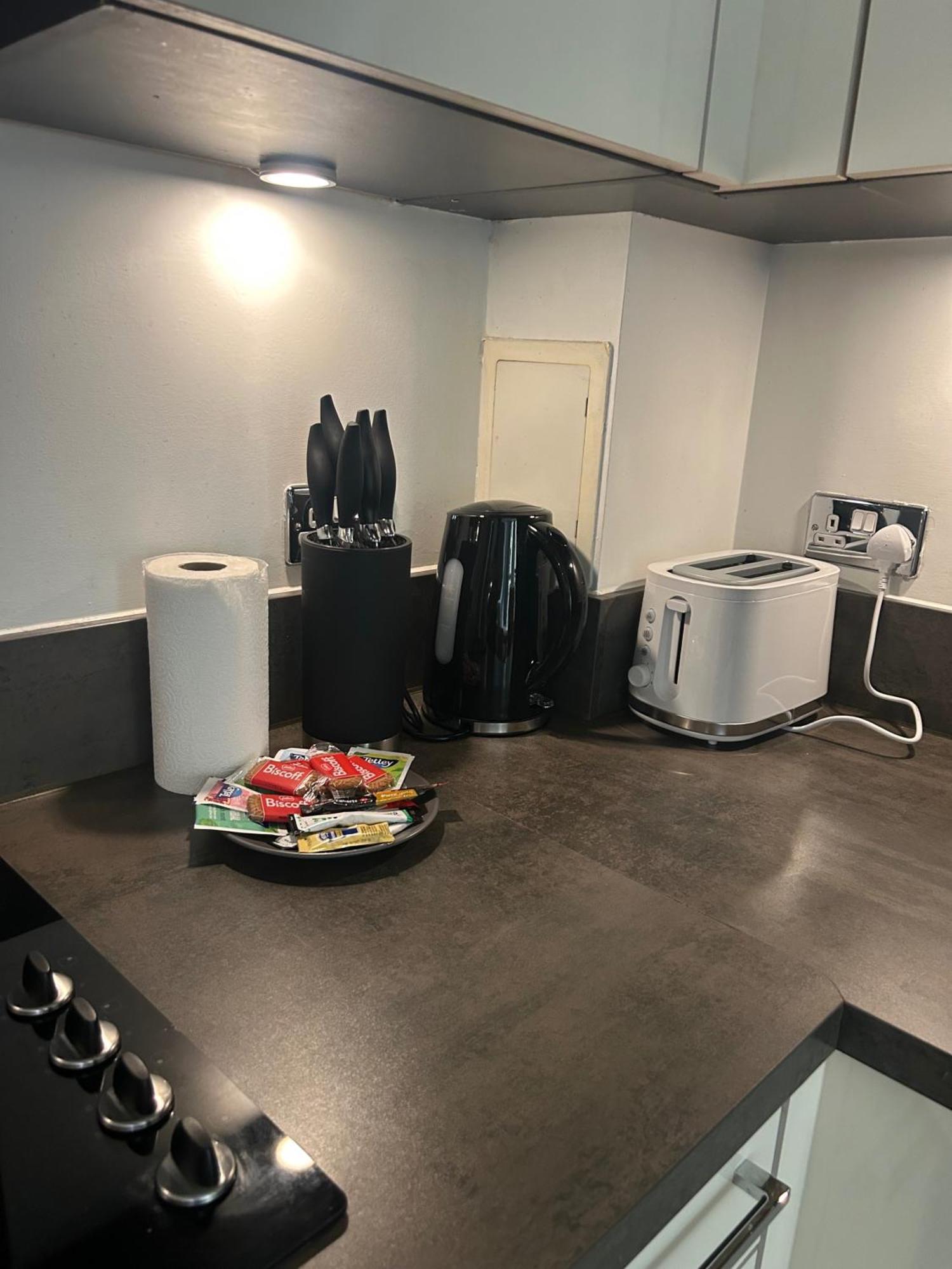 Appartement 1-bed Sleeps 4 To Shops & Transport *